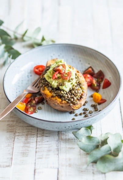 Gefüllte Süßkartoffel mit Linsen & Avocadocreme