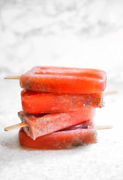 Erdbeer-Basilikum Eis am Stiel