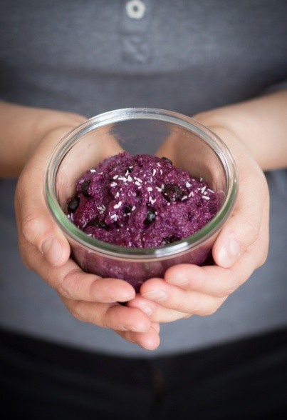 Lila Waldbeeren-Grießbrei mit Kokosflocken