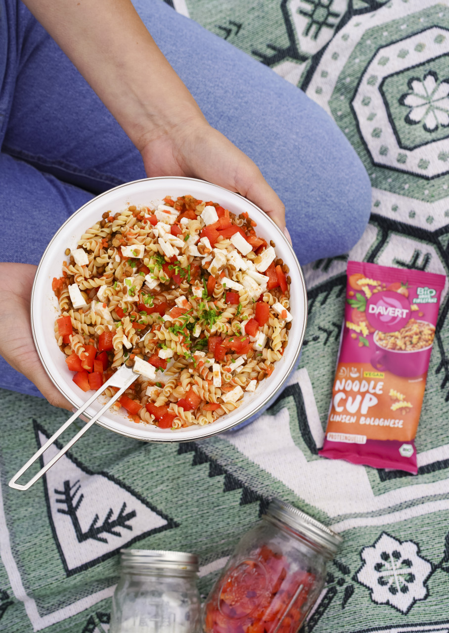 Picknick mit dem Noodle-Cup Linsen Bolognese