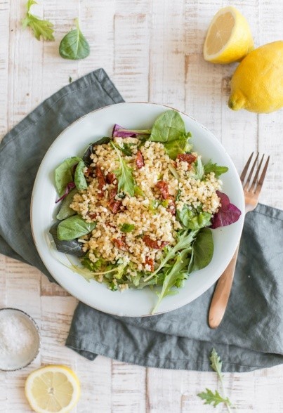 Zitronen-Bulgursalat mit Feta & getrockneten Tomaten