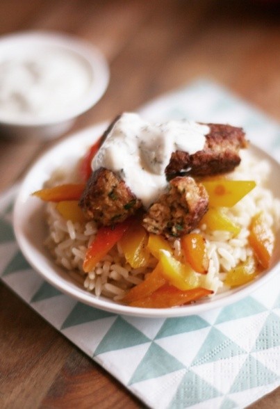 Sojaköfte mit orientalischem Reis, Paprikagemüse und Joghurt-Zitronen-Dip