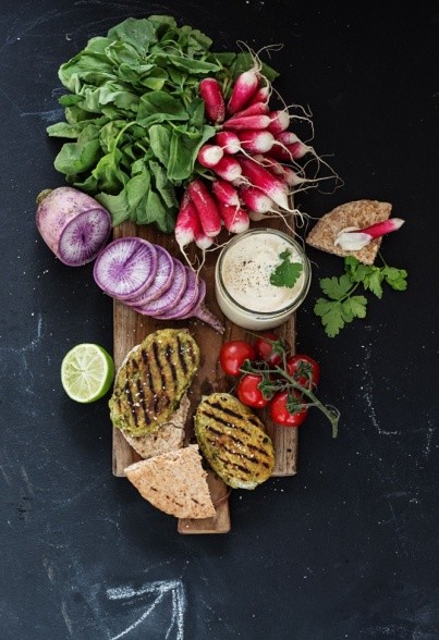 Falafelbratlinge mit Knoblauch- Mandeldip