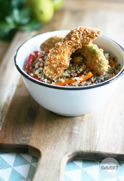 Bunter Quinoa-Salat mit Avocado-Schnitzeln