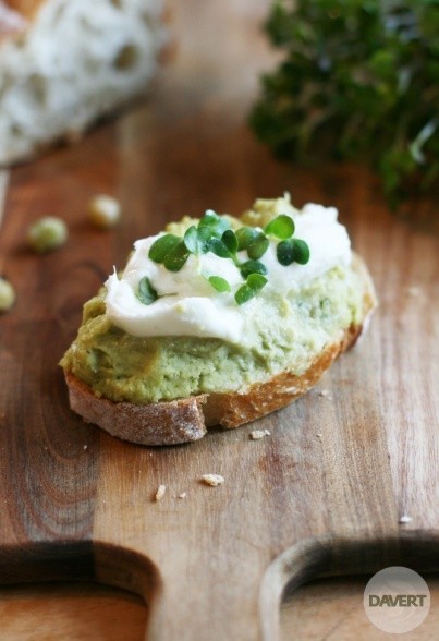 Grüne Erbsen-Minz-Creme mit Büffel-Mozarella