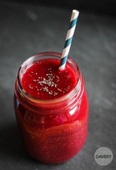 Red Smoothie mit Himbeeren, Chia & roter Beete